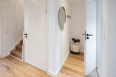 Flur - Licht, Raum, Qualität: Stilvoll saniertes Haus in Burgwedel