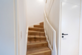Treppe - Licht, Raum, Qualität: Stilvoll saniertes Haus in Burgwedel