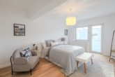 Eltern-Schlafzimmer - Licht, Raum, Qualität: Stilvoll saniertes Haus in Burgwedel